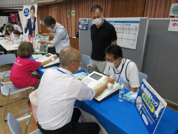 区長が骨の健康度を測定している写真