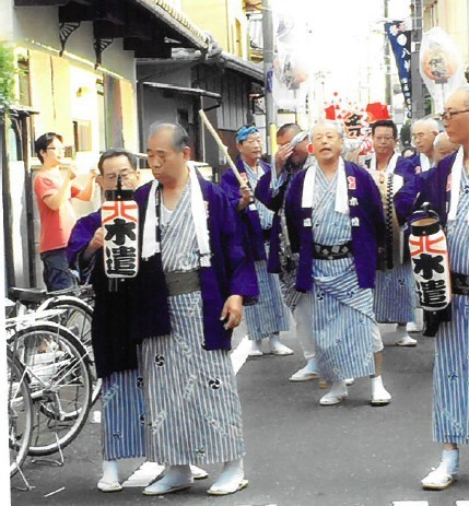9月の秋祭り（放生祭）にて八幡大神宮へ宮入りする際の木遣り音頭の写真