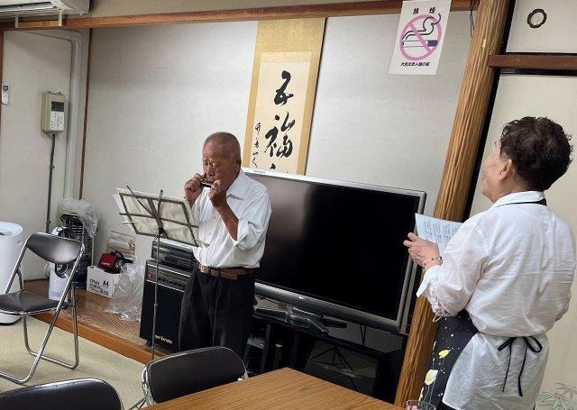 ハーモニカ演奏中