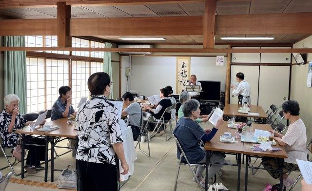 ハーモニカに合わせて、皆で歌っています