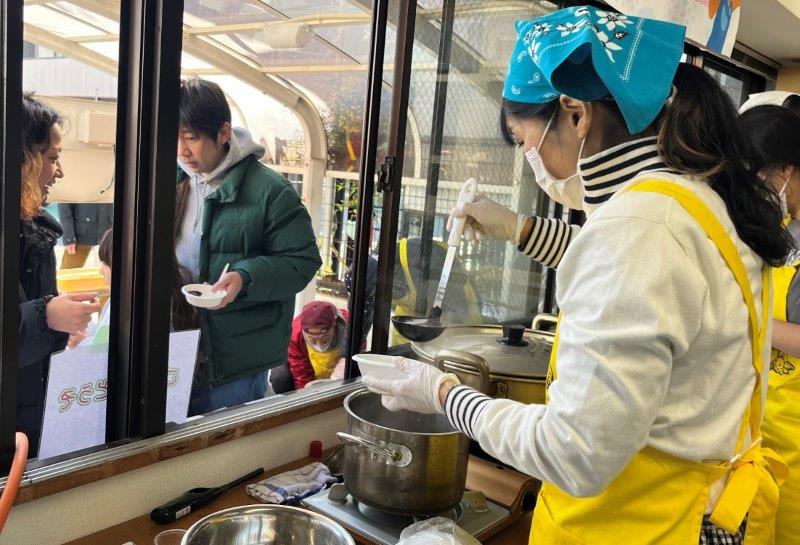 あつあつのぜんざいを盛り付けてくれます。