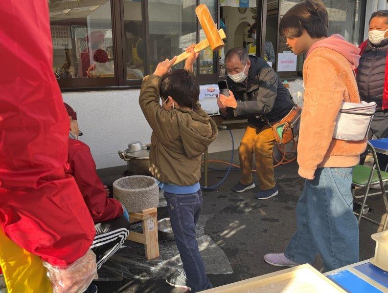 かわいい杵と臼で餅つきする子どもたち