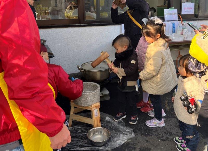 餅つきに挑戦する子どもたち