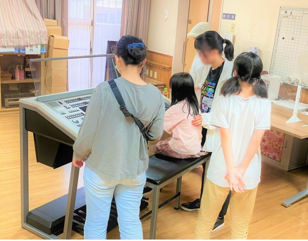 エレクトーンに触れてみる子どもたち