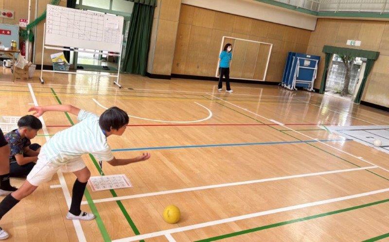 かっこよくボールを投げる子ども