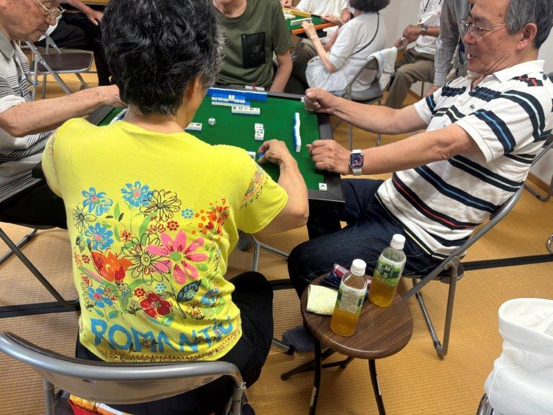 マージャン卓の横にペットボトルを置く小さなテーブルがあります。