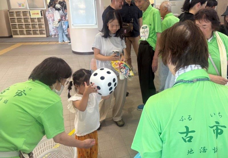 サイコロを投げる子どもさん