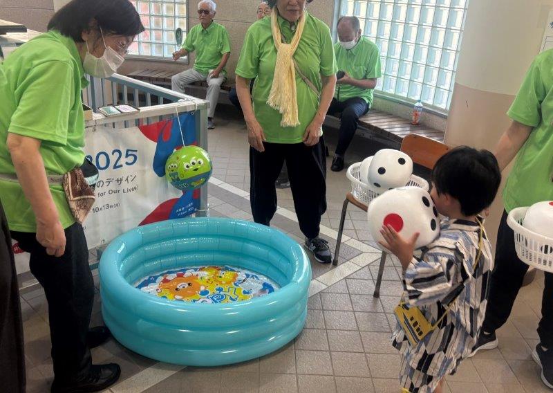真剣な眼差しでサイコロを投げる子ども