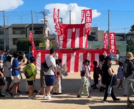 櫓を囲んで盆踊り