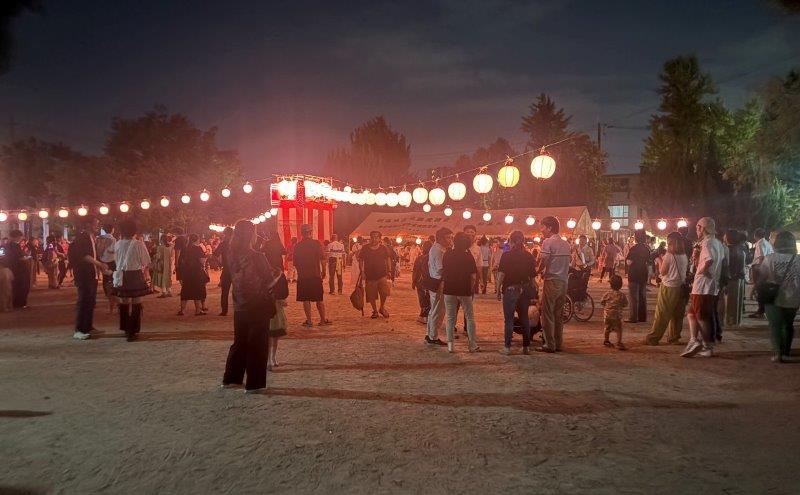 やぐらを囲んで、集まる人々