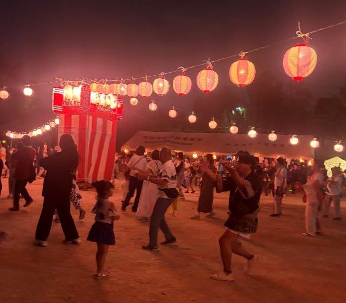 櫓を囲んで盆踊り
