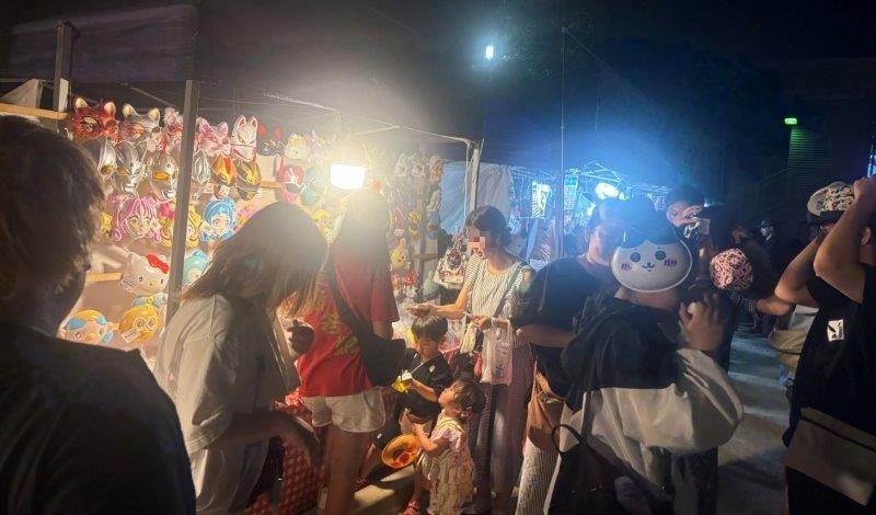 お面売り場で楽しむ人たち