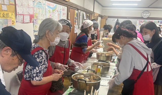 大鍋の並ぶ、おでんのブース