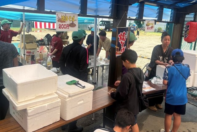 大人気の焼きそばブース