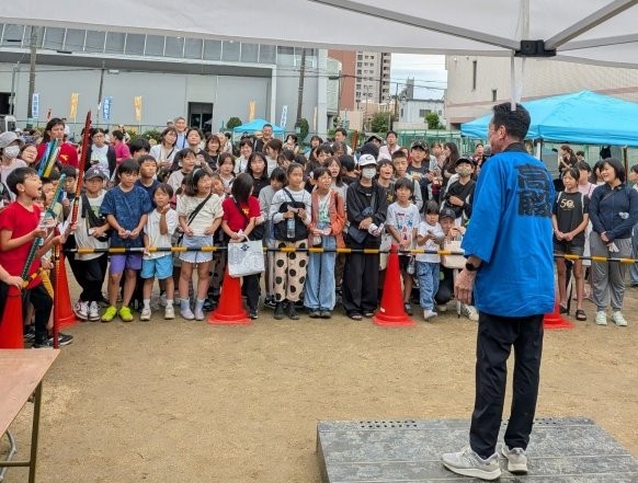 抽選会に集まる人たち