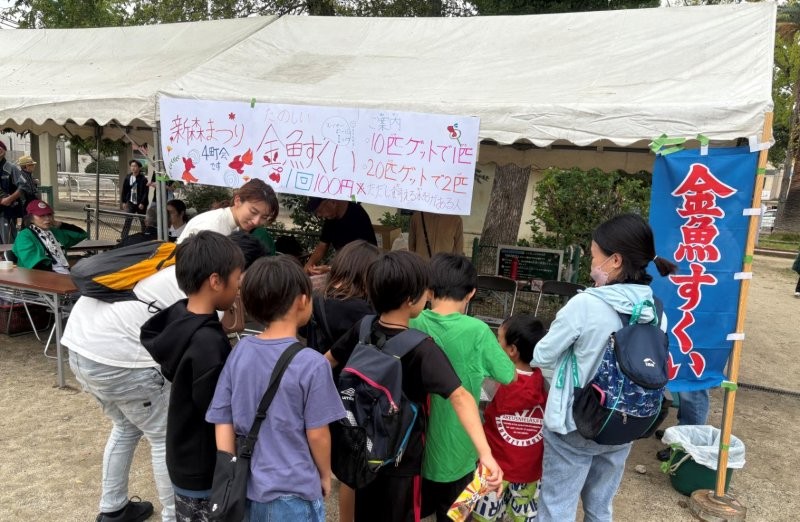 大人気の金魚すくい