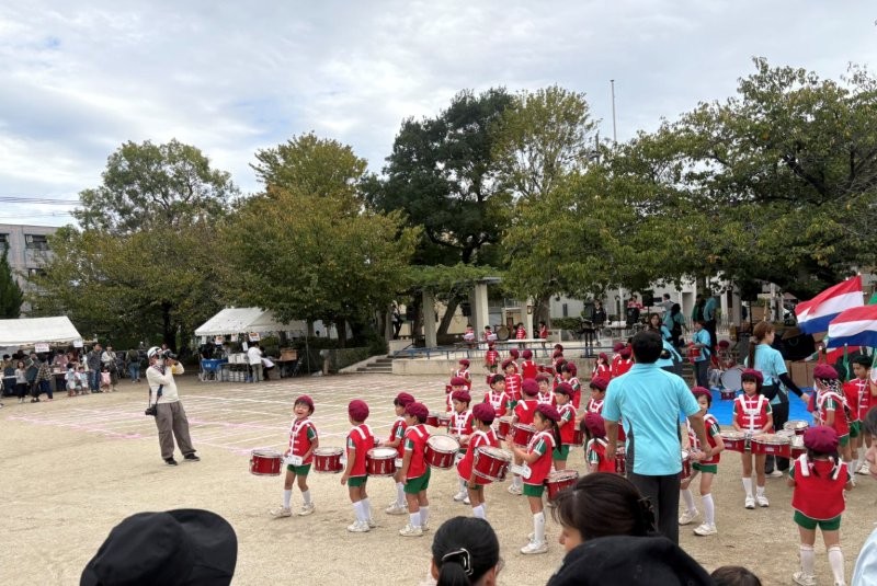 鼓笛隊の子ども達の入場
