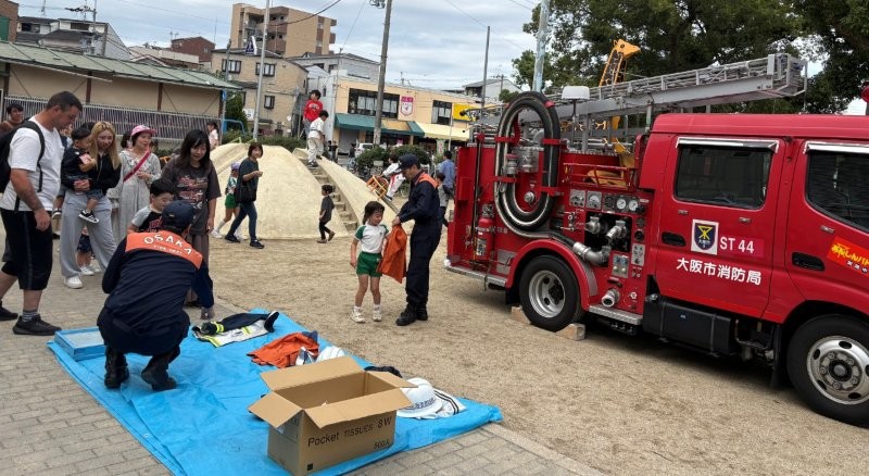 消防車の前で記念写真を撮る子どもたち