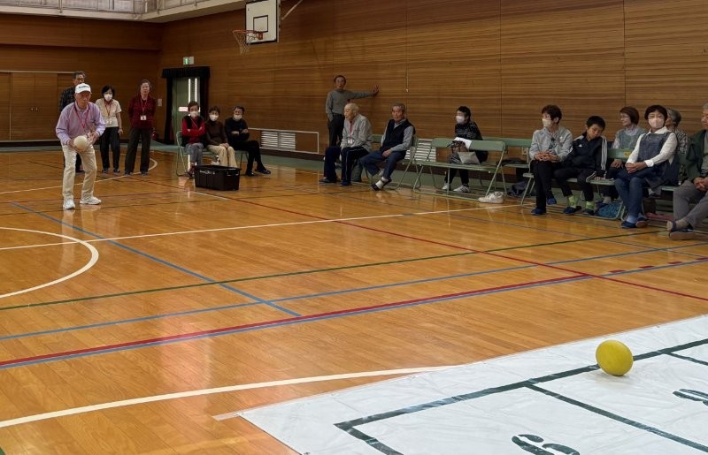 ボールを投げる寺西会長