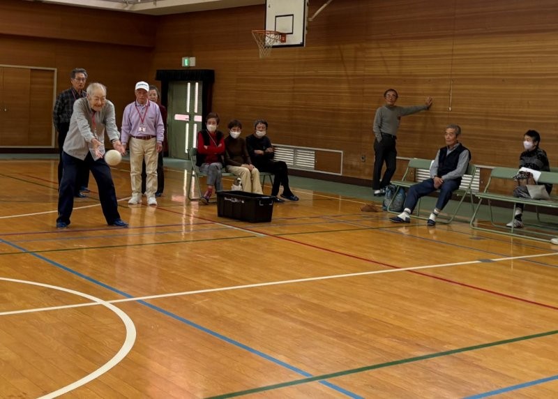 ボールを投げる参加者