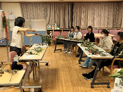 先生によるスワッグ作りのデモンストレーション