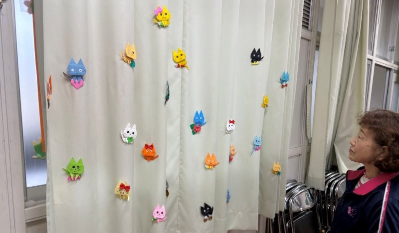 喫茶を飾り付けてる折り紙