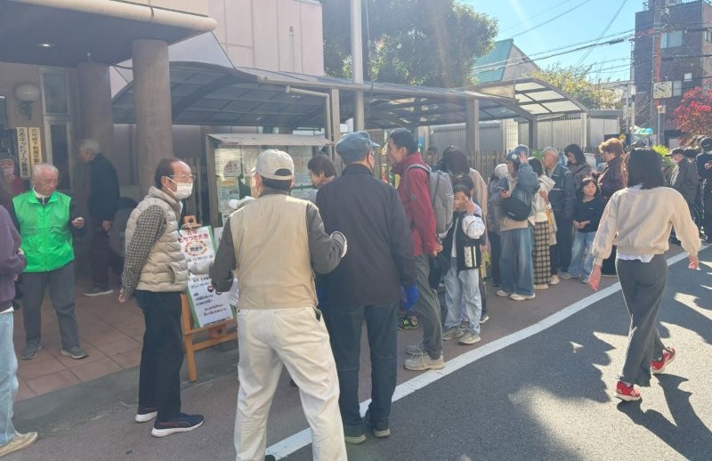 古市会館前の行列