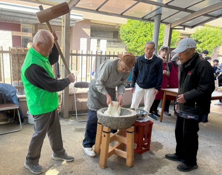 手際よく餅つきをしています。