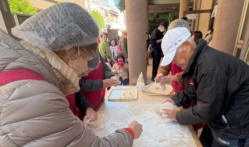 餅を手際よく丸めます。