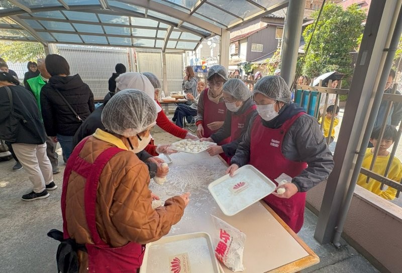 お餅を丸めると、お盆を使って会場に運びます。