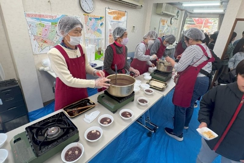 会場では、次々とぜんざいが配られます。