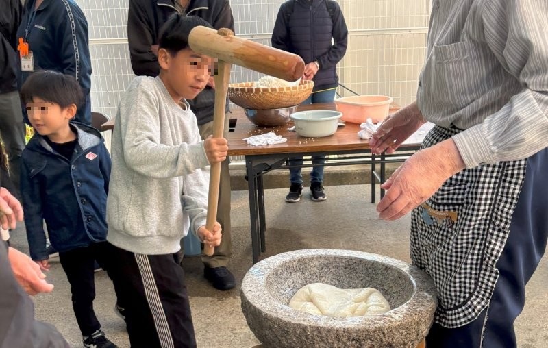 子ども達も、餅つきしました。