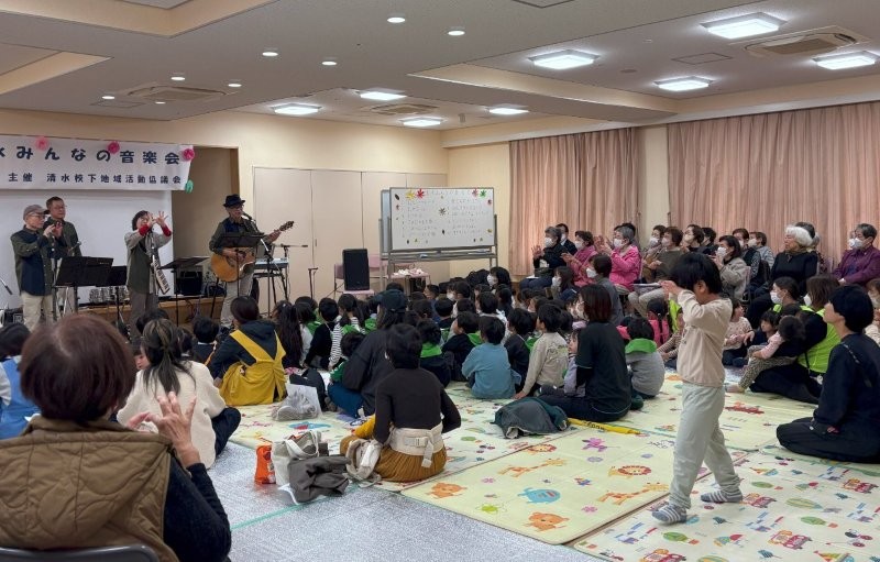 真ん中には、小さい子どもの優先スペース