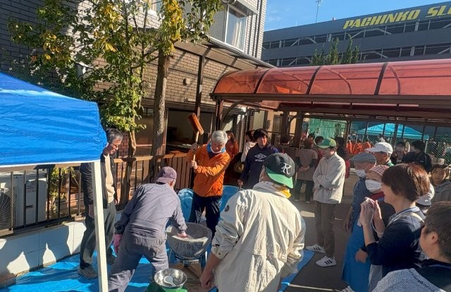 盛り上がる餅つき会場