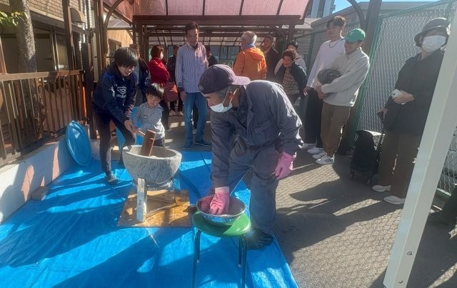 子どもも小さな杵でお餅つき体験