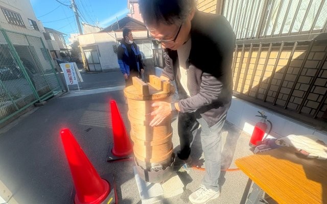 もち米を、蒸し器で蒸しています。