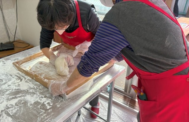 つきあがったお餅を手際よく分けていきます。