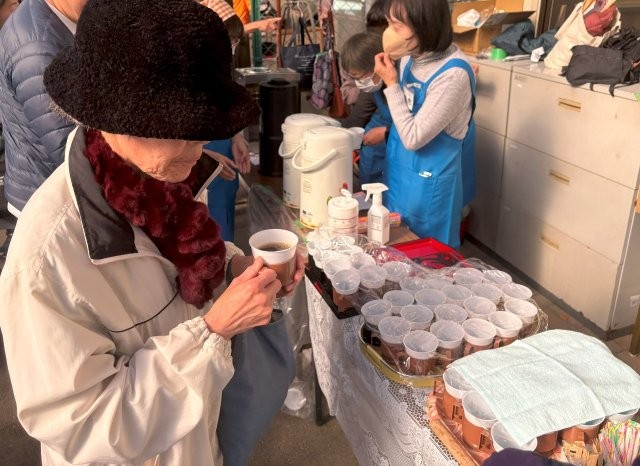 コーヒーを手にほっと一息の来場者たち