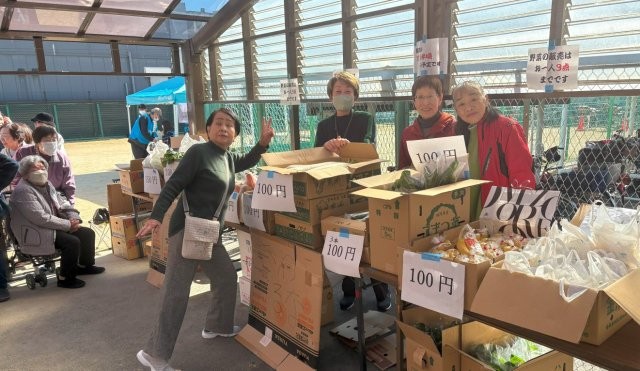 待機中の野菜売り場のスタッフたち