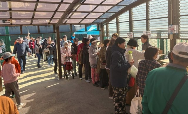 野菜販売の長い行列