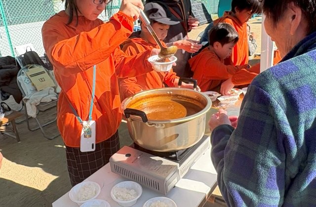 カレーの盛り付けの様子