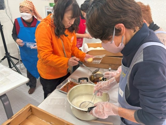 スタッフは、忙しくお餅に味付け