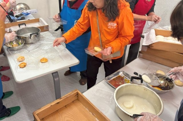 来場にふるまえるよう、お餅にパックを詰めていきます。