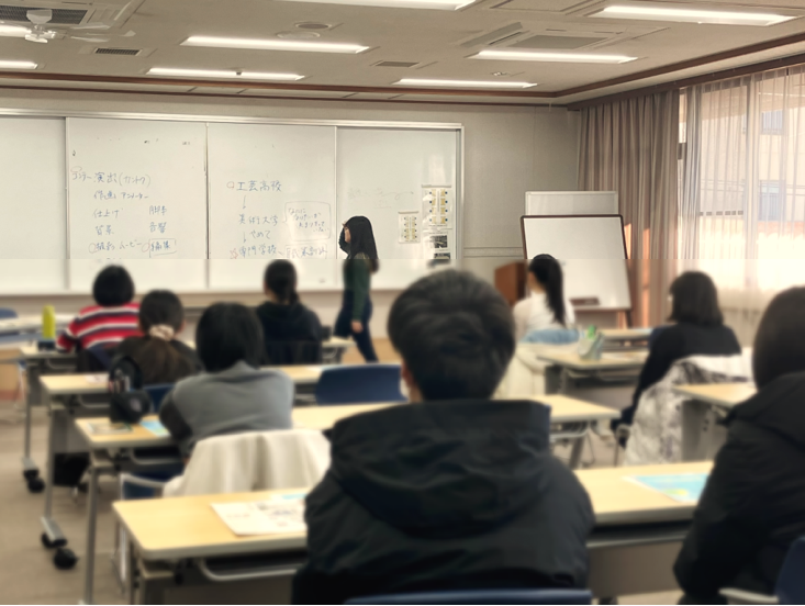 アニメーション制作について説明する講師1