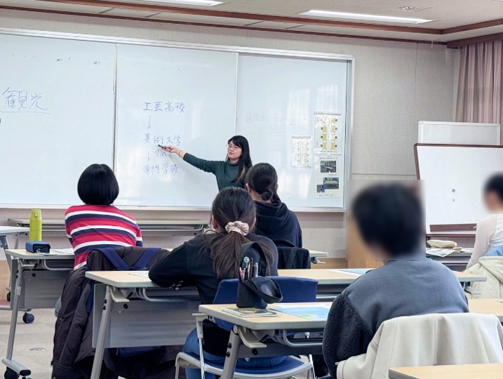 アニメーション制作について説明する講師2