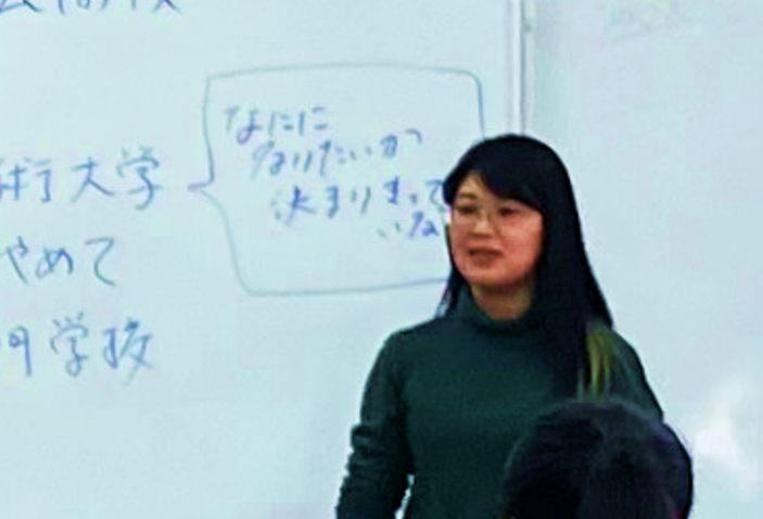 進路についてお話しされる講師