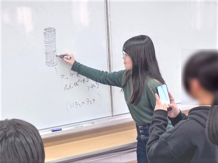 デッサンを描く講師