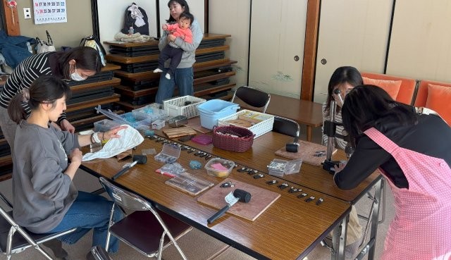 レザーに刻印を施すお母さんたち