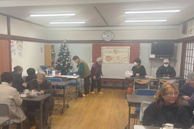 ツリーの飾られたふれあい喫茶会場