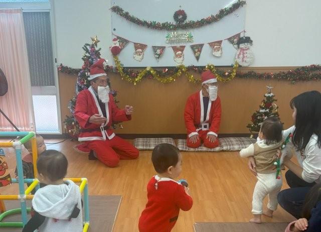 可愛いサンタと、大きいサンタで記念撮影